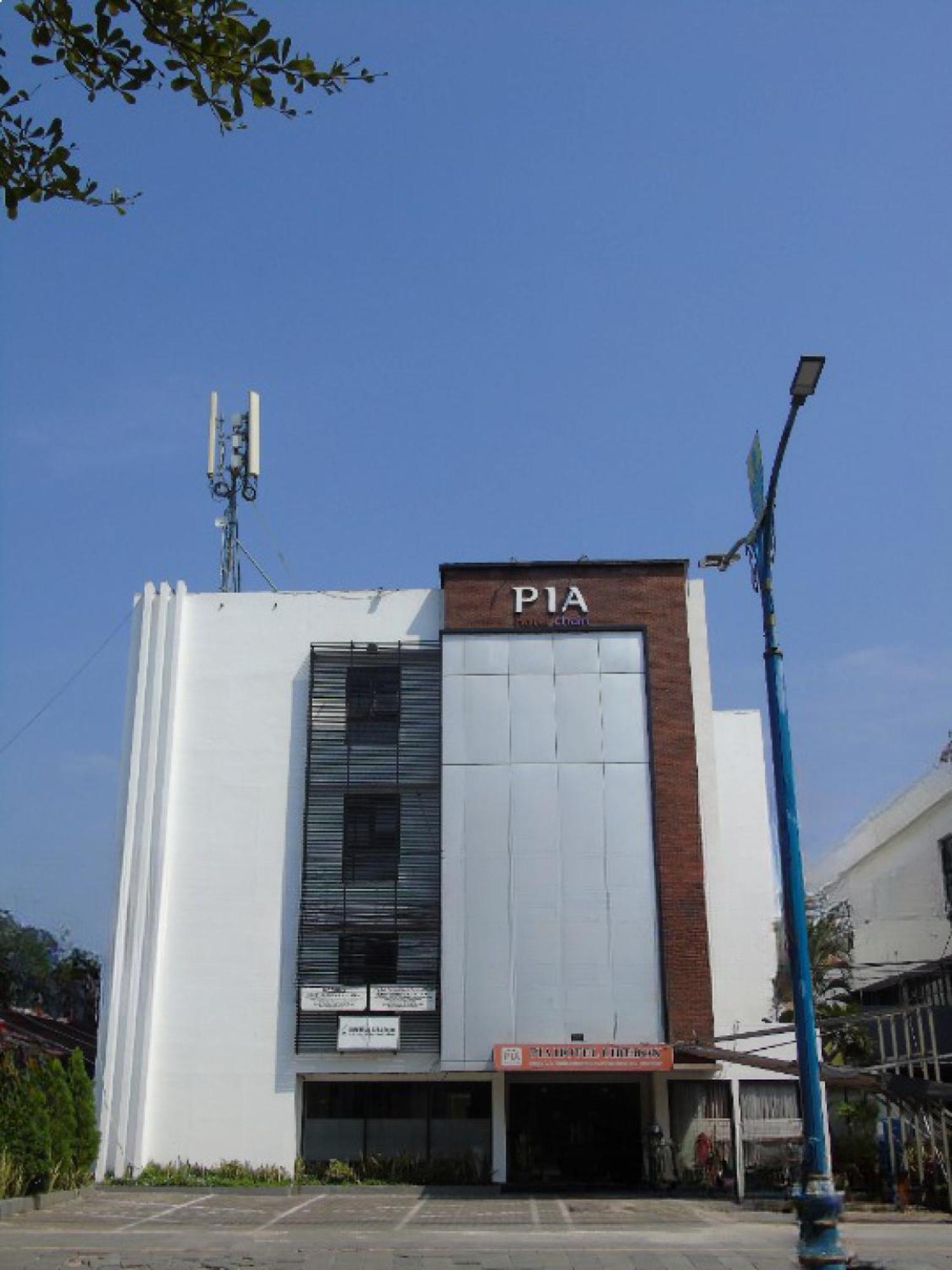 Pia Hotel Cirebon Exterior photo